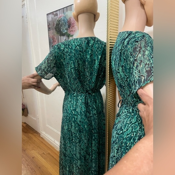 Goa Elegant Green Wrap Dress - Picture 10 of 13
